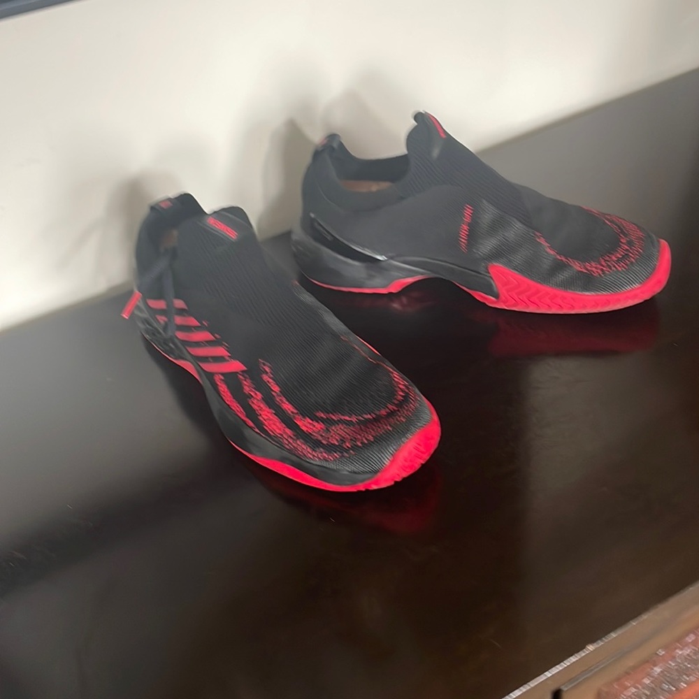 K Swiss tennis shoe
